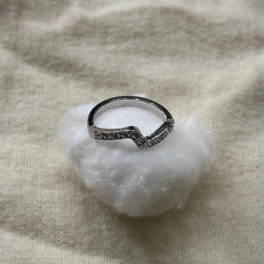Wavy wedding band